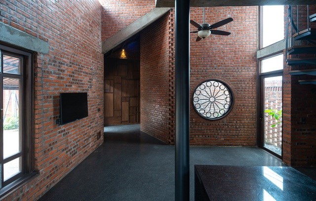 Nội thất trong nhà được lựa chọn và bài trí đơn giản, tạo ra nhiều khoảng không gian thoáng mát, rộng rãi đế nghỉ ngơi và thư giãn.