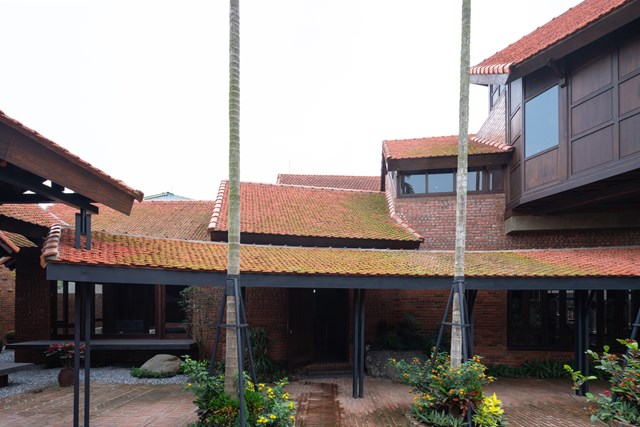 Các khối nhà có bố cục xô lệch nhưng hài hòa và có sự liên kết với nhau bằng khoảng sân giữa và hàng hiên rộng. 