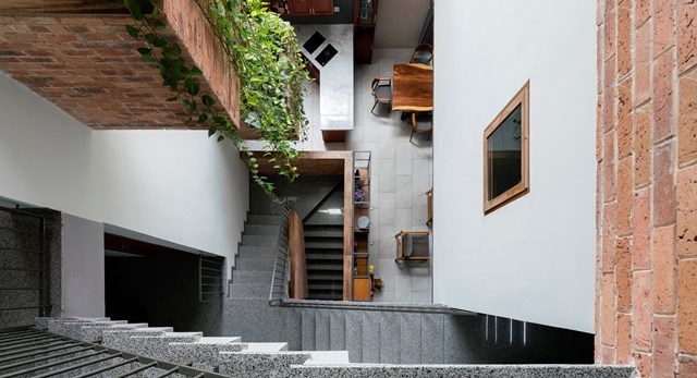 Kh&ocirc;ng chỉ s&acirc;n thượng m&agrave; ở mỗi tầng nh&agrave;, kiến tr&uacute;c sư đều t&iacute;nh to&aacute;n để kh&ocirc;ng gian phủ th&ecirc;m sắc xanh. Điều n&agrave;y sẽ đem lại sự thư gi&atilde;n, gi&uacute;p giảm căng thẳng cho gia chủ mỗi ng&agrave;y.