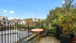 Ngôi nhà hẹp nhất London gây tranh cãi lớn khi rao bán với giá tận hơn 30 tỷ đồng, ai cũng tò mò liệu bên trong chứa "kho báu" gì không - Ảnh 5