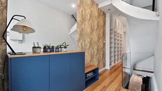 Ngôi nhà hẹp nhất London gây tranh cãi lớn khi rao bán với giá tận hơn 30 tỷ đồng, ai cũng tò mò liệu bên trong chứa "kho báu" gì không - Ảnh 7