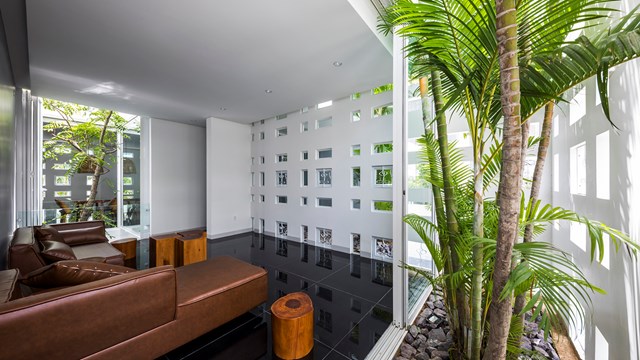 Với nh&agrave; th&ocirc;ng thường, mọi người sẽ tận dụng tối đa diện t&iacute;ch đất x&acirc;y dựng nhằm tăng kh&ocirc;ng gian sống, nhưng ng&ocirc;i nh&agrave; n&agrave;y được xử l&yacute; độc đ&aacute;o với c&aacute;c khoảng l&ugrave;i trước mặt, hai b&ecirc;n h&ocirc;ng trồng c&acirc;y tạo sự c&acirc;n bằng ph&iacute;a trong, ngo&agrave;i nh&agrave;. &nbsp;