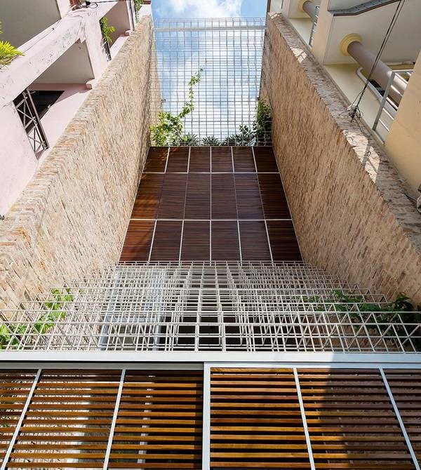 Ng&ocirc;i nh&agrave; nổi bật l&ecirc;n với mặt tiền,&nbsp;được nối lại với nhau bằng những 