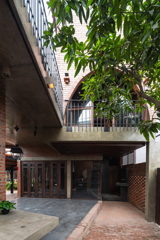 Nhóm thiết kế đã bố trí không gian ở đặc trưng cho 3 thế hệ. Phòng ông bà có vị trí liền kề với khu thờ tự và bếp ăn để thuận tiện di chuyển cho người già.