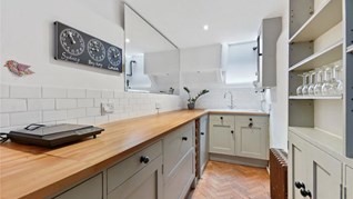 Ngôi nhà hẹp nhất London gây tranh cãi lớn khi rao bán với giá tận hơn 30 tỷ đồng, ai cũng tò mò liệu bên trong chứa "kho báu" gì không - Ảnh 4