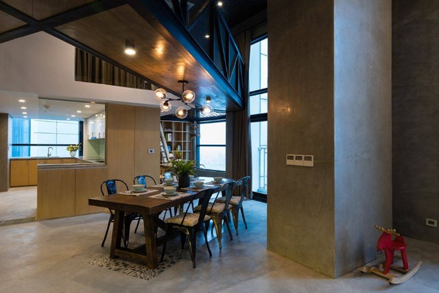 B&agrave;n ăn d&agrave;nh cho 6 th&agrave;nh vi&ecirc;n đặt cạnh khu vực bếp c&oacute; tầm nh&igrave;n rộng bao qu&aacute;t to&agrave;n th&agrave;nh phố.