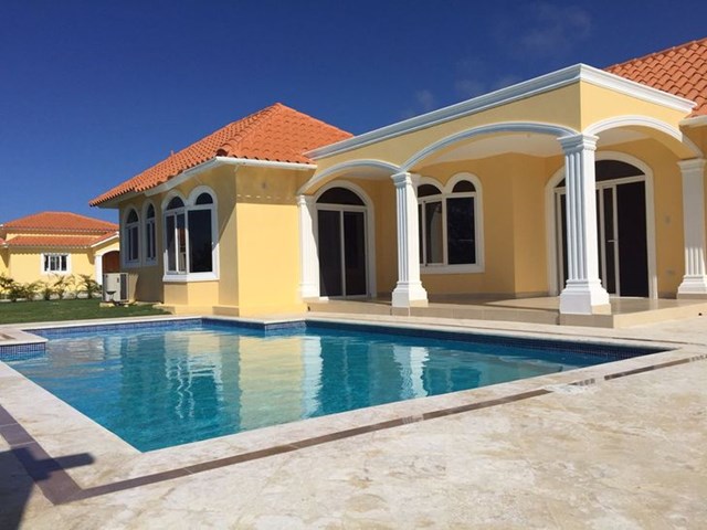 Cầm 300.000 USD trong tay đến&nbsp;Sos&uacute;a, Cộng h&ograve;a Dominica mua nh&agrave;, bạn c&oacute; thể lựa một căn c&aacute;ch biển 300m, 3 ph&ograve;ng ngủ, 3 ph&ograve;ng tắm, bếp, ph&ograve;ng kh&aacute;ch lớn, ph&ograve;ng thay đồ. Ng&ocirc;i nh&agrave; c&ograve;n c&oacute; cả hồ bơi trước mặt, s&acirc;n vườn v&agrave; b&atilde;i đậu xe rộng r&atilde;i.