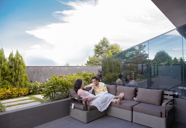 Kh&ocirc;ng gian tr&ecirc;n s&acirc;n thượng tr&agrave;n ngập sắc xanh với một khu vườn nhỏ. Một bộ b&agrave;n ghế sofa v&agrave; x&iacute;ch đu đ&atilde; được bố tr&iacute; tại đ&acirc;y để mở rộng kh&ocirc;ng gian thư gi&atilde;n cho gia đ&igrave;nh.