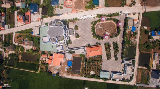 Căn biệt thự c&oacute; cả một s&acirc;n đỗ trực thăng tr&ecirc;n m&aacute;i nh&agrave;.