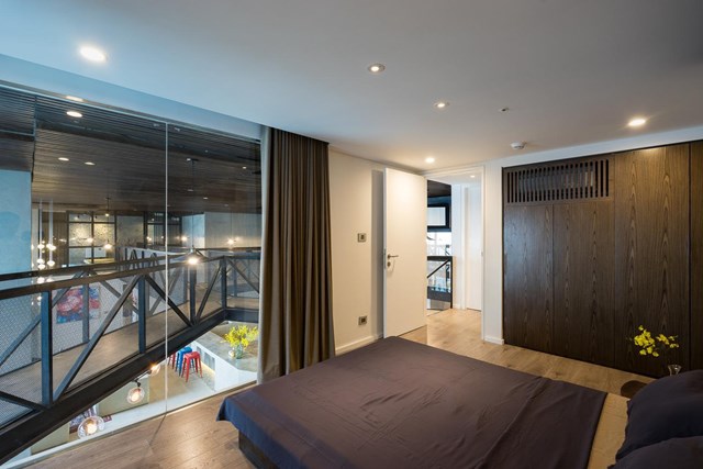 Tầng hai ho&agrave;n to&agrave;n l&agrave; kh&ocirc;ng gian nghỉ ngơi, gồm một ph&ograve;ng ngủ ch&iacute;nh, hai ph&ograve;ng ngủ phụ v&agrave; hai nh&agrave; vệ sinh.