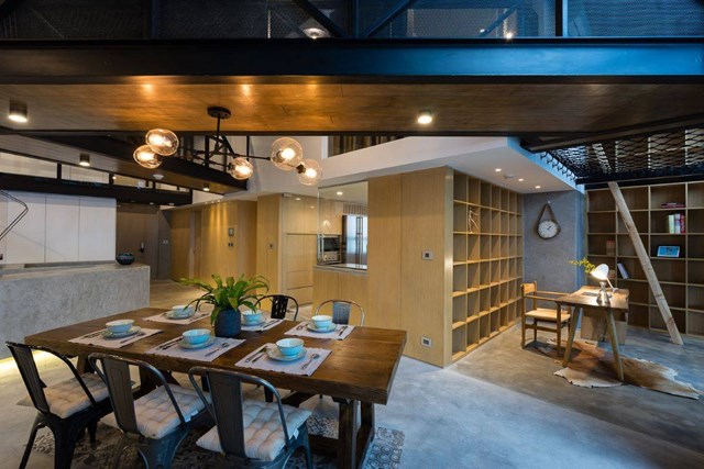 Khu vực phụ như ph&ograve;ng bếp, kho, ph&ograve;ng đọc s&aacute;ch được bố tr&iacute; xung quanh ph&ograve;ng kh&aacute;ch. V&agrave; ở mỗi kh&ocirc;ng gian ấy, &aacute;nh s&aacute;ng, kh&ocirc;ng kh&iacute; đều chan h&ograve;a nhờ giải ph&aacute;p th&ocirc;ng gi&oacute; th&ocirc;ng minh.