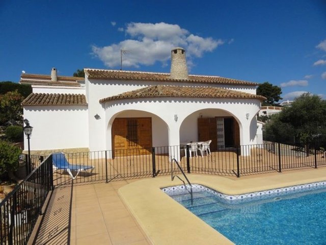 Sở hữu 7 tỷ đồng, tại Oliva, T&acirc;y Ban Nha một căn hộ được thiết kế theo phong c&aacute;ch Địa Trung Hải với 3 ph&ograve;ng ngủ, 2 nh&agrave; tắm, ph&ograve;ng kh&aacute;ch c&oacute; l&ograve; sưởi, gara rộng đủ chứa 4 &ocirc; t&ocirc; đang chờ chủ nh&acirc;n đến 