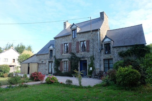 Cầm 300.000 USD tới th&agrave;nh phố Brittany của Ph&aacute;p, bạn c&oacute; cơ hội sở hữu một căn hộ với 7 ph&ograve;ng ngủ, 4 ph&ograve;ng tắm,&nbsp;nh&agrave; bếp, ph&ograve;ng ăn, ph&ograve;ng kh&aacute;ch với hệ thống sưởi m&ugrave;a đ&ocirc;ng v&agrave; gara đỗ xe ri&ecirc;ng rộng r&atilde;i.