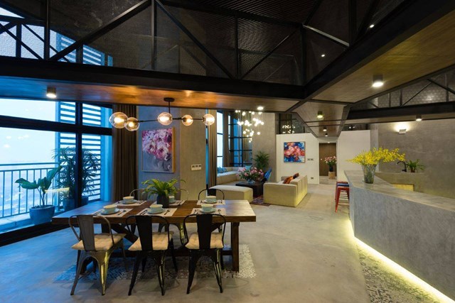 Hai tầng nh&agrave; th&ocirc;ng nhau, cửa k&iacute;nh lớn kịch trần tạo n&ecirc;n một ph&ograve;ng kh&aacute;ch tho&aacute;ng m&aacute;t, s&aacute;ng sủa. Tại đ&acirc;y, gia chủ c&oacute; thể ph&oacute;ng tầm mắt ra khoảng kh&ocirc;ng b&ecirc;n ngo&agrave;i để ngắm nh&igrave;n to&agrave;n cảnh th&agrave;nh phố.