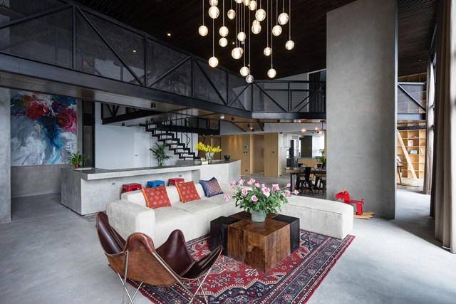 Với lợi thế kh&ocirc;ng gian đẹp v&agrave; đắt gi&aacute;, to&agrave;n bộ tầng 1 được thiết kế mở, c&aacute;c khu vực li&ecirc;n th&ocirc;ng với nhau. Ph&ograve;ng ngủ, c&aacute;c khu vực phụ trợ được bố tr&iacute; ở b&ecirc;n cạnh để nhường chỗ cho kh&ocirc;ng gian trung t&acirc;m th&agrave;nh nơi sinh hoạt chung.