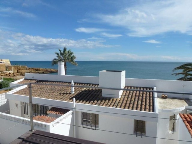 Với 7 tỷ đồng, căn nh&agrave; 2 ph&ograve;ng ngủ, 1 ph&ograve;ng tắm với s&acirc;n thượng nh&igrave;n ra Đại T&acirc;y Dương tại th&agrave;nh phố Lagos, Bồ Đ&agrave;o Nha đang chờ đ&oacute;n bạn.&nbsp;