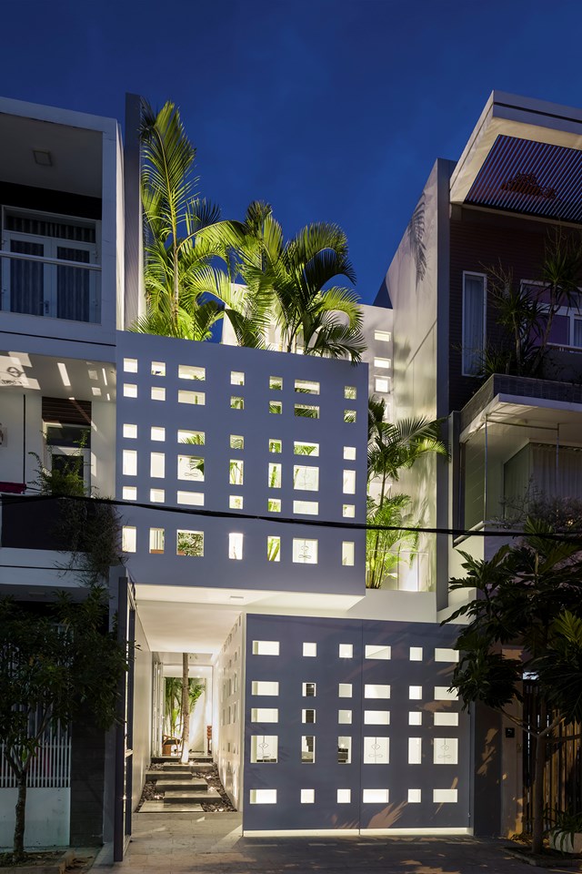 D&ugrave; kh&ocirc;ng sở hữu bất kỳ điểm nhấn m&agrave;u sắc nổi bật n&agrave;o nhưng ng&ocirc;i nh&agrave; vẫn tạo ấn tượng đặc biệt cho cả những người sống trong căn hộ hay người ngo&agrave;i khi ngắm nh&igrave;n. &nbsp;