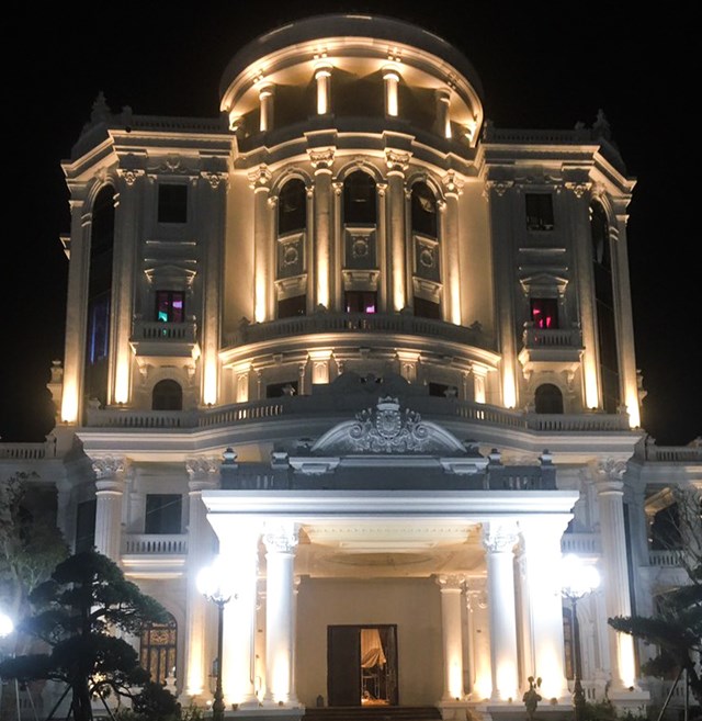 Ngoại thất của ng&ocirc;i nh&agrave; lung linh dưới &aacute;nh đ&egrave;n.