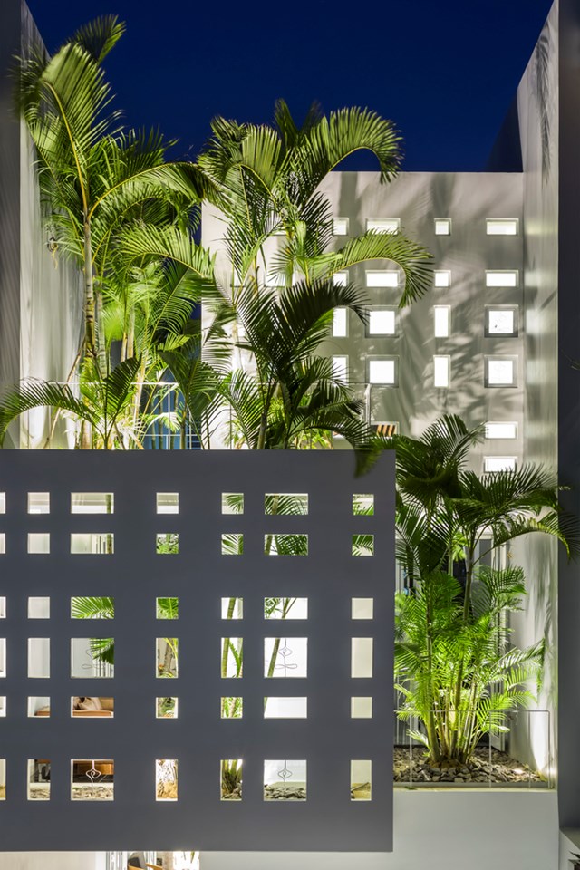 Với tổng diện t&iacute;ch mặt s&agrave;n l&agrave; 210m2, c&aacute;c th&agrave;nh vi&ecirc;n trong gia đ&igrave;nh c&oacute; thể sống thoải m&aacute;i trong ng&ocirc;i nh&agrave; hiện đại số tiền chi trả cho tiền điện mỗi th&aacute;ng chỉ hơn 200.000 đồng.&nbsp;