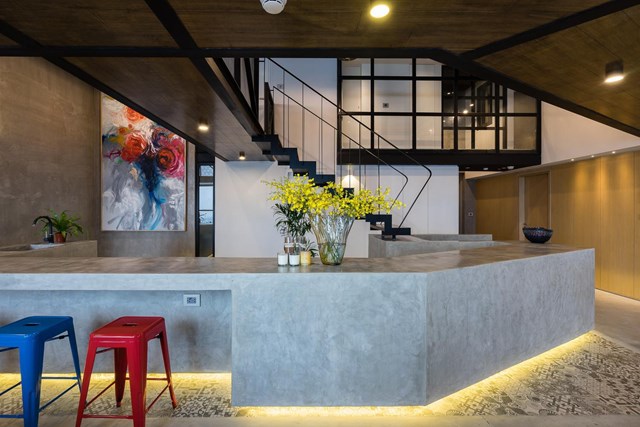 Quầy bar d&agrave;i, rộng l&agrave;m bằng b&ecirc; t&ocirc;ng được thiết kế ch&iacute;nh giữa, rất tiện lợi để phục vụ cho những bữa tiệc t&ugrave;ng của gia chủ với bạn b&egrave;, người th&acirc;n.