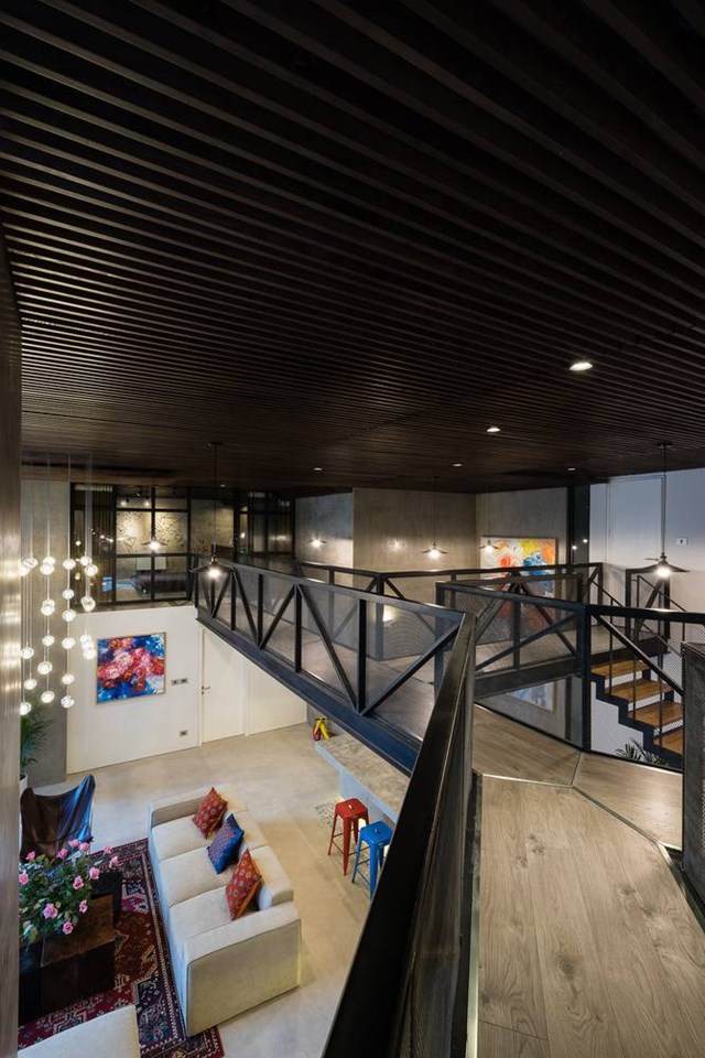 Đặc biệt, &ldquo;h&agrave;nh lang bay&rdquo; c&ograve;n tạo n&ecirc;n t&iacute;nh li&ecirc;n kết giữa c&aacute;c th&agrave;nh vi&ecirc;n trong gia đ&igrave;nh. Từ vị tr&iacute; n&agrave;y, họ c&oacute; thể dễ d&agrave;ng quan s&aacute;t mọi hoạt động đang diễn ra ở tầng dưới.