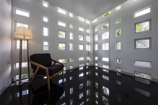 Những &ocirc; cửa sổ nhỏ nằm rải r&aacute;c khắp bức tường, kết hợp giếng trời ở giữa nh&agrave; gi&uacute;p &aacute;nh nắng đi v&agrave;o nh&agrave; được giảm bớt nhiệt nhưng vẫn đảm bảo đủ s&aacute;ng.&nbsp; &nbsp;