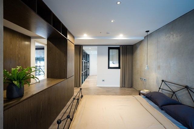 Ph&ograve;ng ngủ v&agrave; c&aacute;c ph&ograve;ng phụ trợ được nối liền với nhau bằng k&iacute;nh hoặc thạch cao.