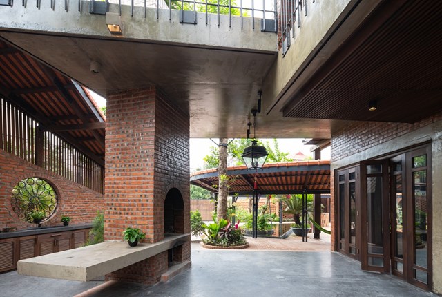 Các vật liệu chính được sử dụng cho công trình đó là gạch trần, ngói đỏ, gỗ, sắt tạo ra không gian đặc trưng truyền thống của làng quê nông thông xưa. 