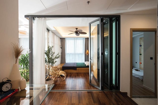 C&aacute;c chất liệu k&iacute;nh &ndash; th&eacute;p c&ugrave;ng m&acirc;y - tre tương hỗ v&agrave; t&ocirc;n nhau l&ecirc;n.