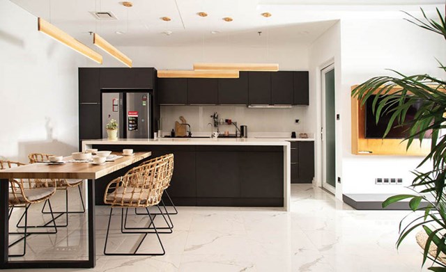 M&agrave;u sắc trong căn hộ rất đơn giản với m&agrave;u trắng &ndash; đen chủ đạo v&agrave; m&agrave;u n&acirc;u nhạt của đồ nội thất m&acirc;y tre. Những chiếc ghế ăn l&agrave; sản phẩm kết hợp của đồ c&ocirc;ng nghiệp v&agrave; thủ c&ocirc;ng với chất liệu th&eacute;p kết hợp m&acirc;y tre.