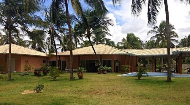 Tới Brazil, bạn sẽ mua được hẳn căn biệt thự 4 ph&ograve;ng ngủ, 4 ph&ograve;ng tắm c&ugrave;ng 4 ph&ograve;ng d&agrave;nh cho kh&aacute;ch. Chưa hết, căn hộ c&ograve;n c&oacute; cả ph&ograve;ng xem TV v&agrave; nghi&ecirc;n cứu ri&ecirc;ng c&ugrave;ng khu tổ chức BBQ ngo&agrave;i trời rộng r&atilde;i.