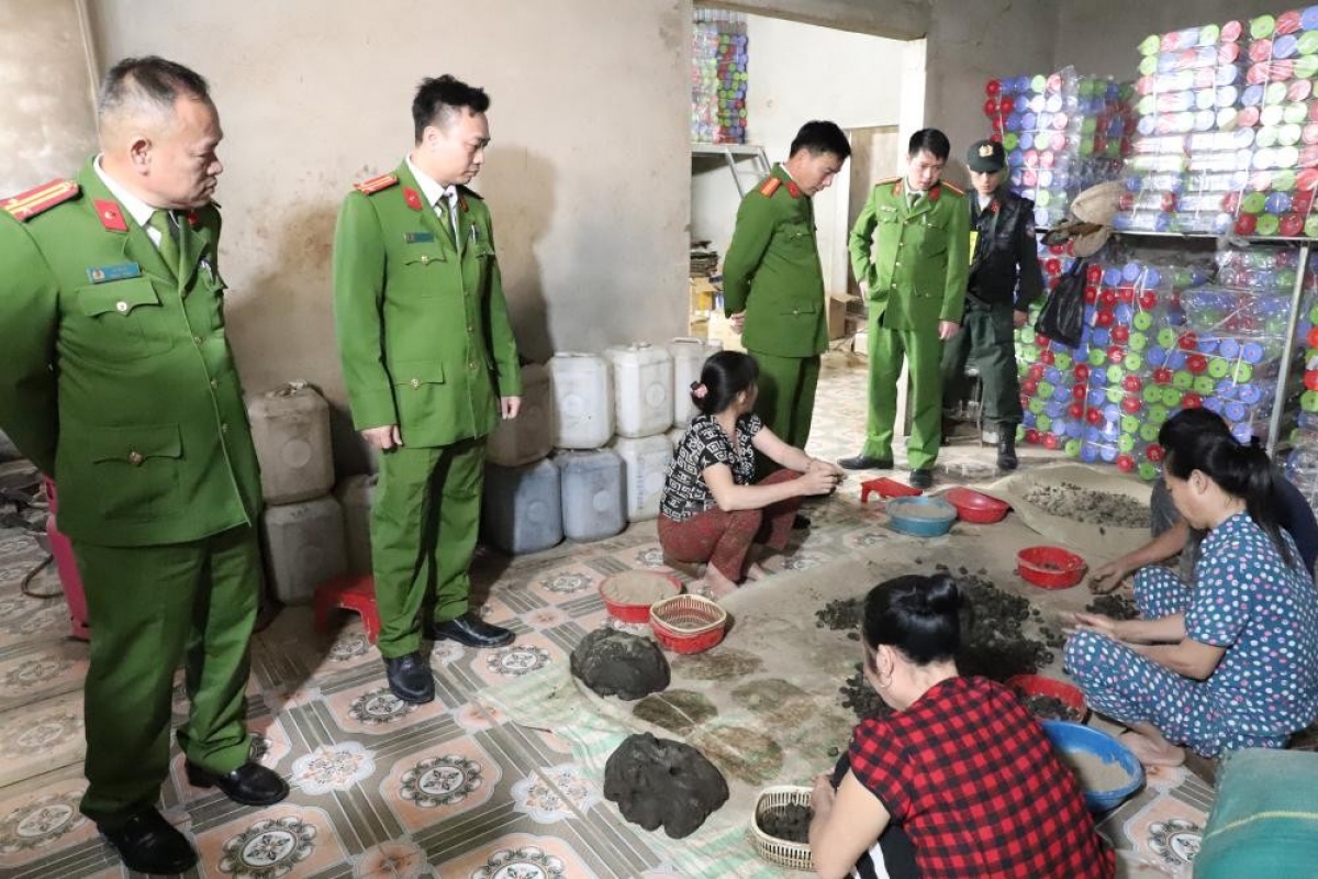 Dùng mật mía, bột ngô, bột thuốc Bắc... sản xuất thuốc Đông y tăng cân giả