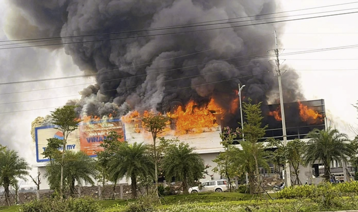 Vụ cháy thiêu rụi nhiều tài sản của doanh nghiệp Vụ cháy thiêu rụi nhiều tài sản của doanh nghiệp