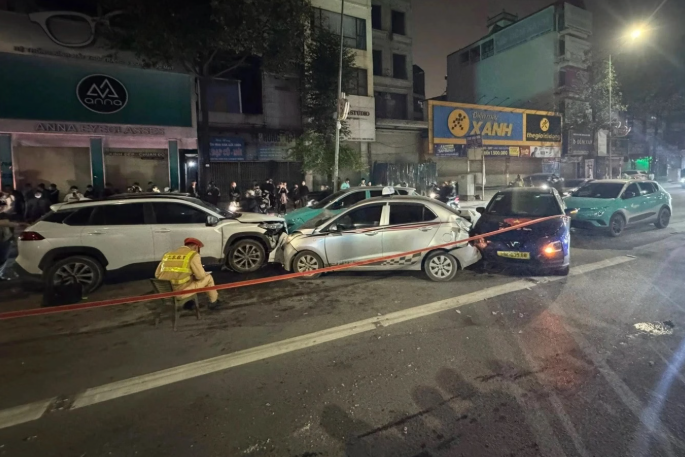 Hà Nội: Nữ tài xế lái xe đi ngược chiều, gây tai nạn liên hoàn với 4 ô tô Hà Nội: Nữ tài xế lái xe đi ngược chiều, gây tai nạn liên hoàn với 4 ô tô