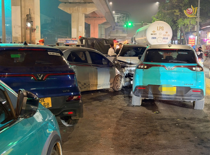 Ô tô đi ngược chiều và đâm va liên tiếp vào nhiều phương tiện khác. Ô tô đi ngược chiều và đâm va liên tiếp vào nhiều phương tiện khác.