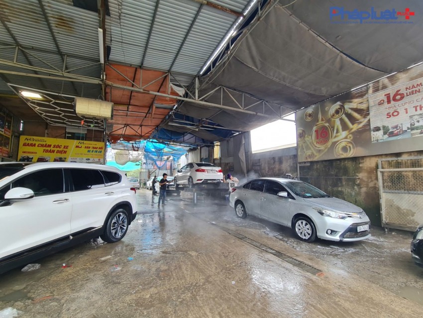 Tài xế sếp hàng chờ đợi các tiệm rửa xe hoạt động hết công xuất ngày cận Tết