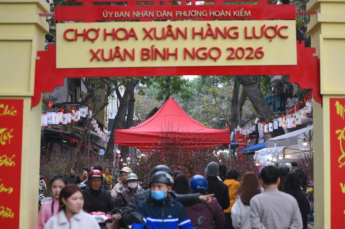 Hà Nội khúc giao mùa đón Xuân: Khi màu hoa hoà cùng sắc Tết