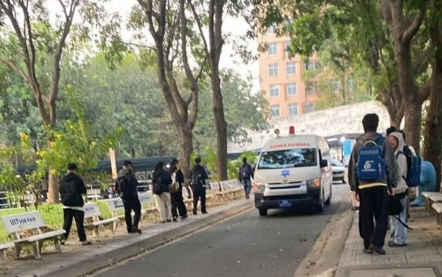 Lực lượng y tế đến hiện trường. Lực lượng y tế đến hiện trường.