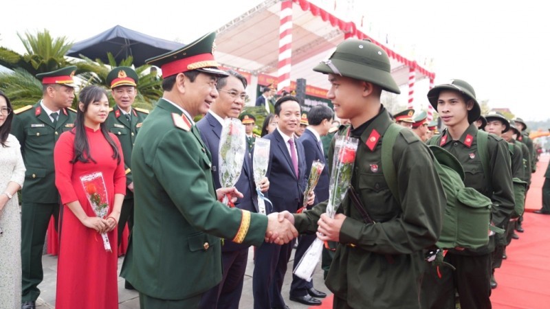 Bộ trưởng Bộ Quốc phòng - Đại tướng Phan Văn Giang tặng hoa, động viên tân binh Cao Bằng nhập ngũ Bộ trưởng Bộ Quốc phòng - Đại tướng Phan Văn Giang tặng hoa, động viên tân binh Cao Bằng nhập ngũ