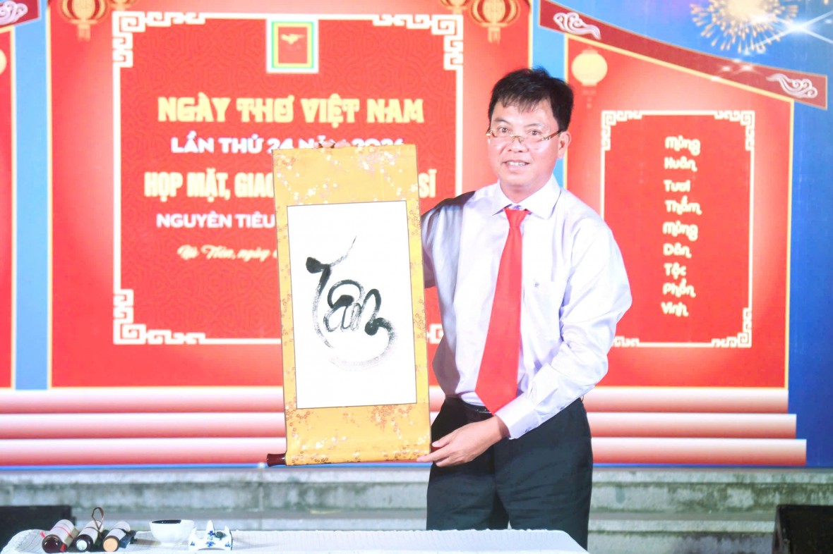 Rực rỡ Lễ hội pháo hoa và hội hoa đăng kỷ niệm 290 năm thành lập Tao đàn Chiêu Anh Các tại An Giang