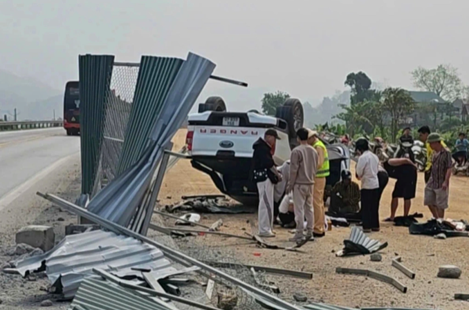 Hiện trường vụ tai nạn ô tô bán tải đâm vào rào tôn bảo vệ bên đường, sau đó lao ra khu vực đang thi công mở rộng, khiến tài xế tử vong tại chỗ (Ảnh: Hoàng Đức). Hiện trường vụ tai nạn ô tô bán tải đâm vào rào tôn bảo vệ bên đường, sau đó lao ra khu vực đang thi công mở rộng, khiến tài xế tử vong tại chỗ (Ảnh: Hoàng Đức).