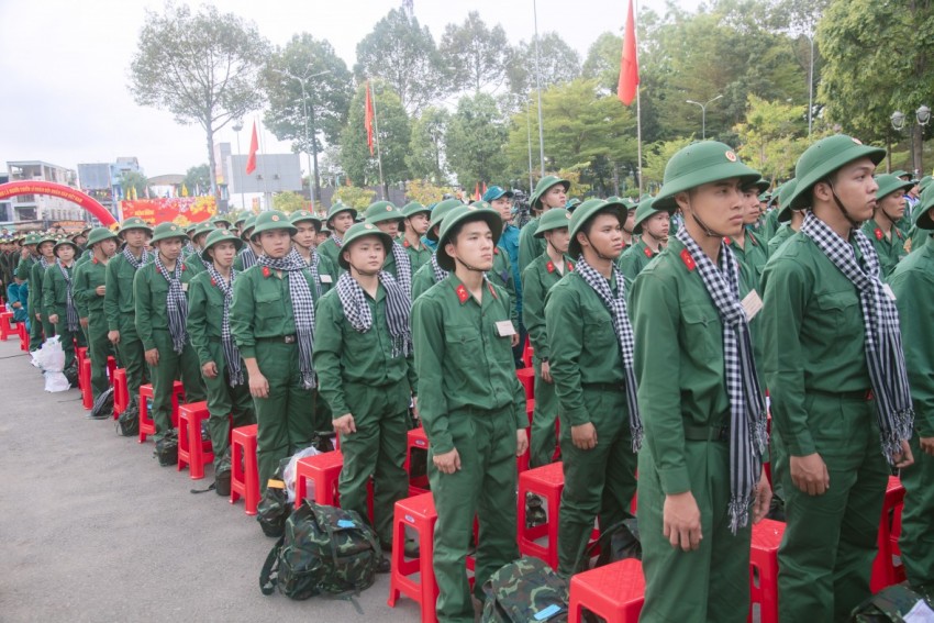 Từ Long Bình đến nhiều miền quê khác trên cả nước, mỗi mùa tòng quân là một lần tuổi trẻ Việt Nam viết tiếp lời hẹn với Tổ quốc.