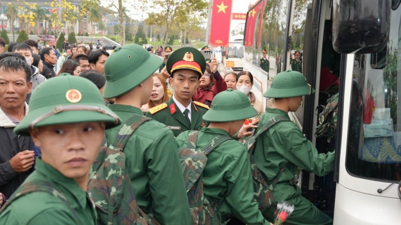 Bộ trưởng Bộ Quốc phòng - Đại tướng Phan Văn Giang tặng hoa, động viên tân binh Cao Bằng nhập ngũ Bộ trưởng Bộ Quốc phòng - Đại tướng Phan Văn Giang tặng hoa, động viên tân binh Cao Bằng nhập ngũ