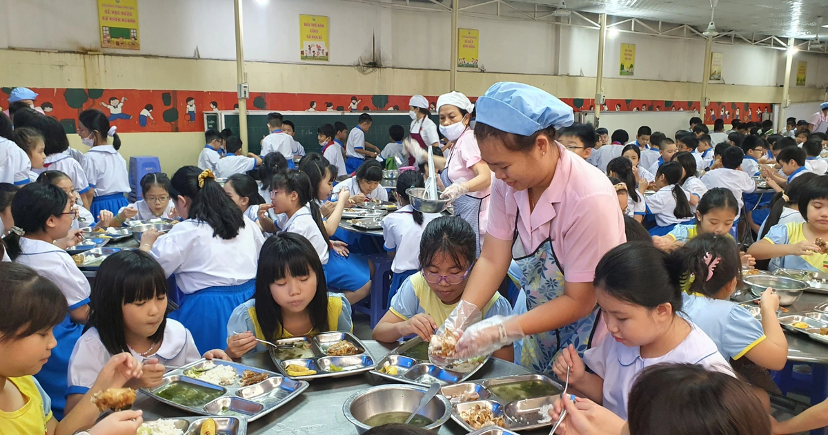 Nhiều trường ở TPHCM tạm dừng ăn bán trú
