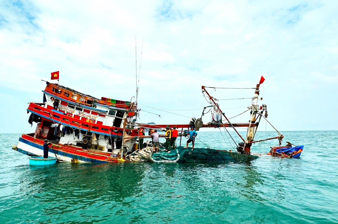 Cà Mau: Kịp thời cứu nạn 13 ngư dân trên tàu cá bị chìm gần đảo Hòn Chuối