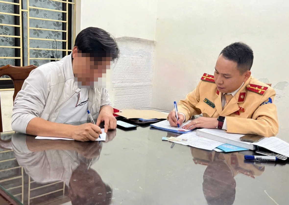 Khẩn trương xử lý tài xế cho trẻ em ngồi cùng hàng ghế lái xe Khẩn trương xử lý tài xế cho trẻ em ngồi cùng hàng ghế lái xe