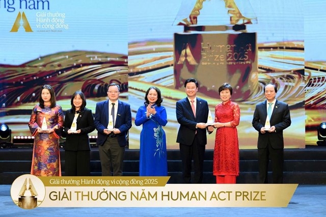 Đại diện Quỹ Thiện T&acirc;m (Tập đo&agrave;n Vingroup) nhận Giải thưởng cao nhất -&nbsp;Giải thưởng năm - Giải thưởng H&agrave;nh động v&igrave; cộng đồng - tại Human Act Prize 2025.