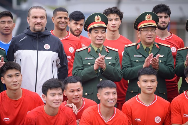 Bộ trưởng Bộ Quốc phòng gặp mặt, động viên CLB Thể Công - Viettel - Ảnh 2