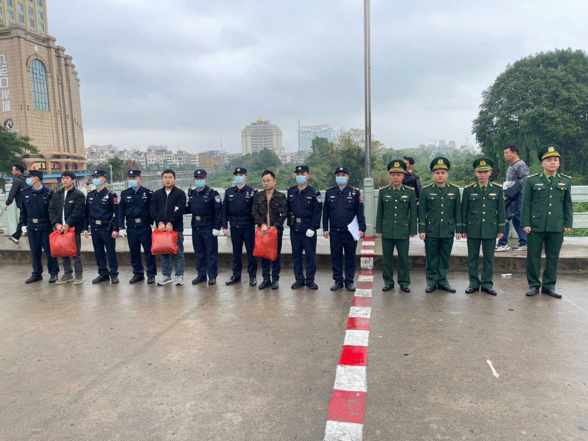 Quảng Ninh: Bàn giao 3 công dân Trung Quốc xuất cảnh trái phép tại Hoành Mô