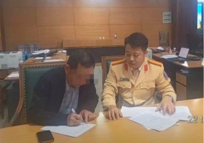 Tài xế H. tại cơ quan công an (Ảnh: Cục CSGT).